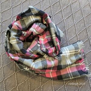 💥4 for $25💥 Avon Official Hockey Mom Plaid Scarf